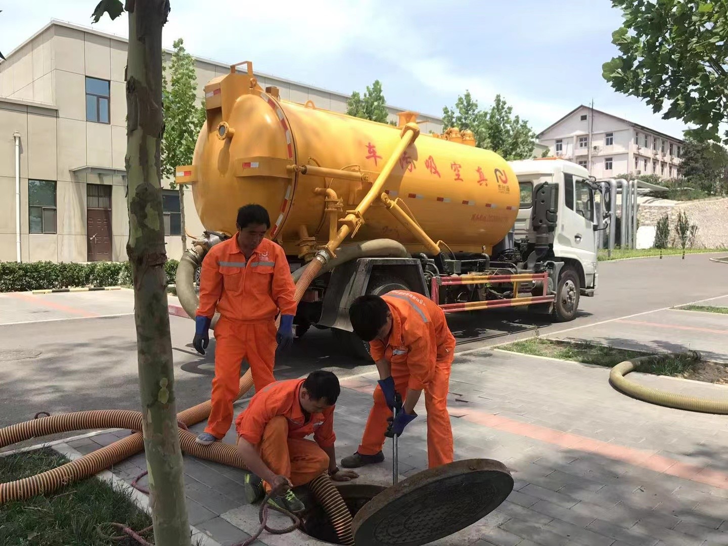 仁怀管道疏通车停在窨井附近